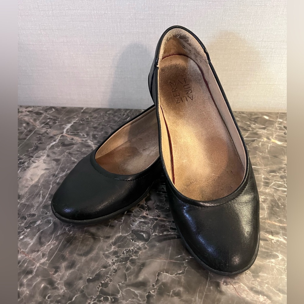 Naturalizer Black Flats Minimalist Design